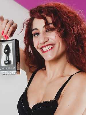 Redheaded Italian slut Dana Santo tries out her new butt plug in a solo