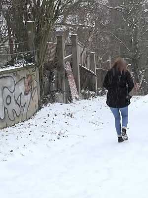 Gorgeous babe Dafne relieves herself in the snow