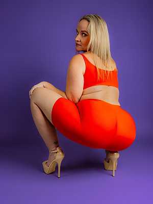 Curvaceous ebony Shanice Luv & fatty Dee Siren show off their big butts