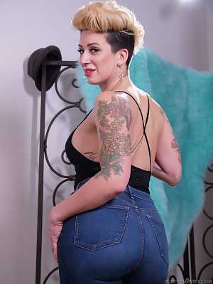 Tattooed mature MILF Della Dane peels tight jeans & gives wicked POV blowjob