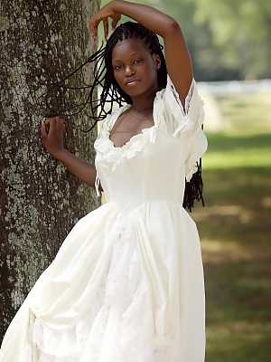Ebony with amazing big tits Deserea doffs her dress and poses outdoors