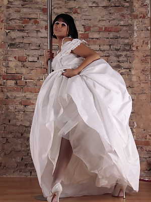 Bride with big boobs Desyra Noir removes her wedding dress in a hot striptease