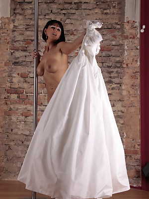 Bride with big boobs Desyra Noir removes her wedding dress in a hot striptease