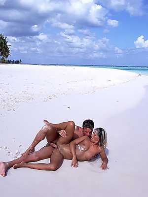 Hungarian MILF Dina Pearl	getting anal fucked hard on a sandy beach