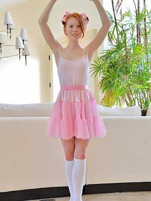 Slender ginger ballerina Dolly stretches her clam with a glass sex toy