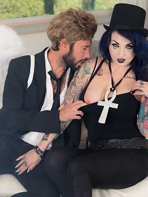 Cosplay goth girl Draven Star sucks the soul & the cum from big cock victim