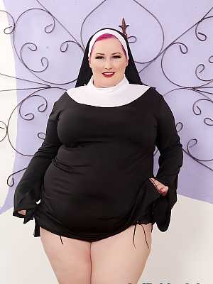 Fat nun Eliza Allure sports dyed hair while sucking cock during a blowbang