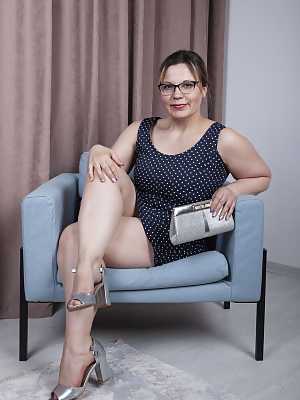 Ukrainian mom Ellariya Rose reveals her monster curves and her furry pussy