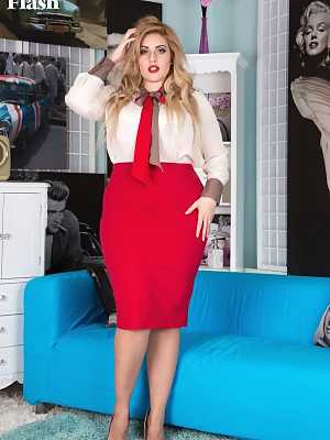 Sexy BBW Ellie Roe in vintage red high heels & silk nylons models topless