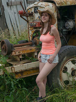 Redhead amateur Eva Green touts her fat ass in front of a box car in straw hat