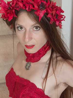 Hairy amateur Evane Nordstern wears a crown of flowers while modeling naked