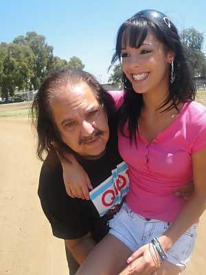 Teenage newcummer Eve Evans gets pleased and fucked by legendary Ron Jeremy