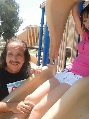 Teenage newcummer Eve Evans gets pleased and fucked by legendary Ron Jeremy