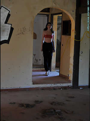 British beauty Fawna Latrisch unveils her great body in an abandoned building