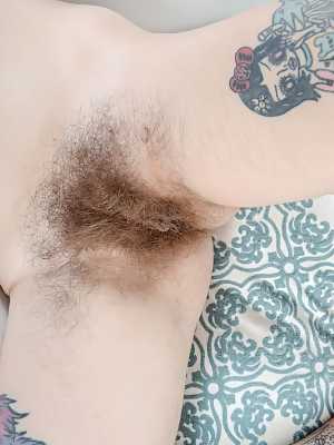 Hippie Felicia Fisher shows her tiny natural tits, tattooed body & furry cunt