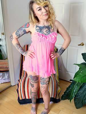 Tattoo enthusiast Felicia Fisher releases her natural pussy from pink panties