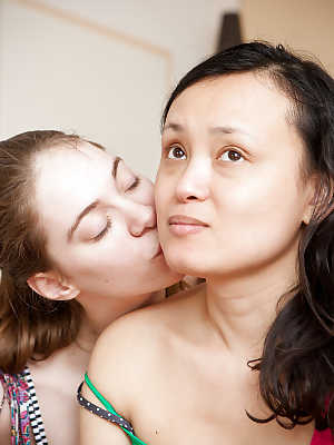 Mixed race lesbian sex action featuring amateurs Analyn and Fenna