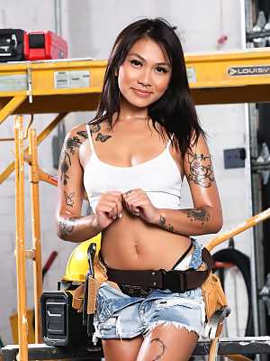 Interracial lesbians Gogo Fukme & Yumi Sin have sex on scaffolding at work