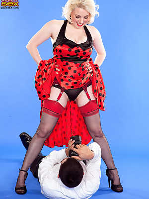 Blonde pinup model Goldie Ray gets taken from behind by her photographer