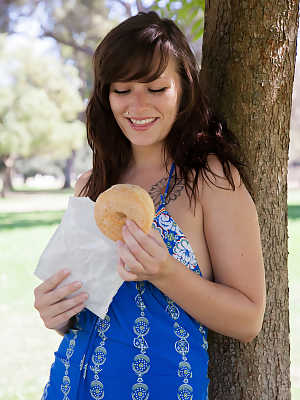 Girlfriend with nice booty Hannah Kinney flashes her ass while eating outdoors