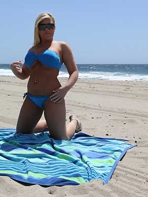 White cubby babe with massive jugs Heidi Hollywood strips on the sand beach