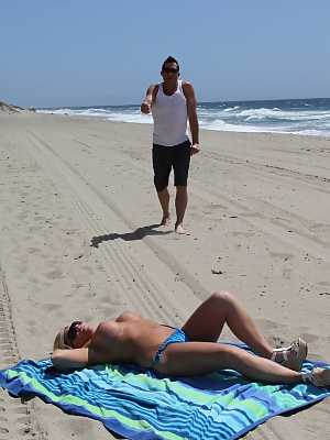 White cubby babe with massive jugs Heidi Hollywood strips on the sand beach