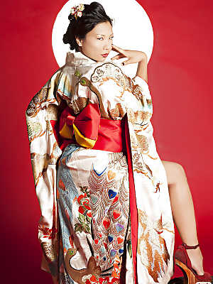 Stunning asian babe Hiromi Oshima gets rid of her kimono
