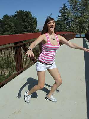 Tall Arizona hottie Holly Michaels does exercise in her sexy outfit in public