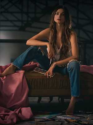 Young artist Ilvy Kokomo loses her dirty white shirt and poses in jeans