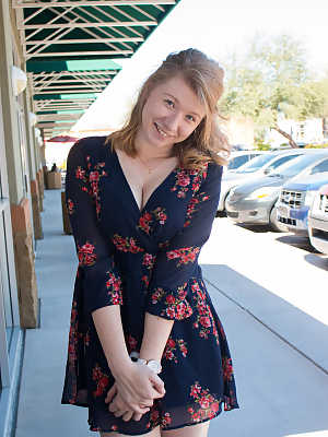 Teen girlfriend Irelynn Dunham displays her natural curves in public