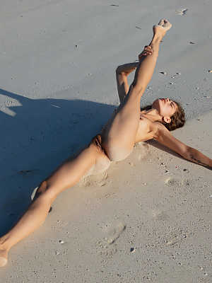 Flexible Colombian teen Irene Rouse	posing butt naked on a sandy beach