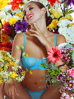 Stunning glamour girl Jaclyn Swedberg models perfect natural tits in flowers