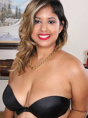 Chubby Latina Jamie Hernandez unveils her big saggy tits & her furry muff