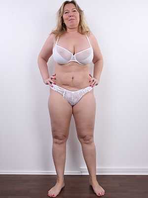 Obese blond lady takes off her clothes to model in the buff for the first time