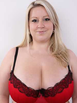 Fat blonde Jana reveals large breasts during her nude modeling debut