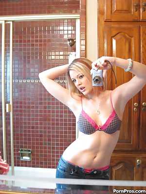 Hot babe Jasmine Jolie makes amateur shots of herself naked