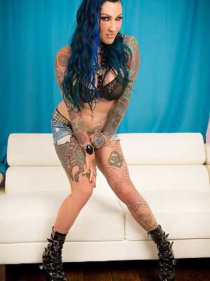 Big titted inked siren Jenevieve Hexxx plays with her huge clit in high heels