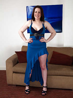 Chubby mature Jenna Brooke is showing her body in a blue dress