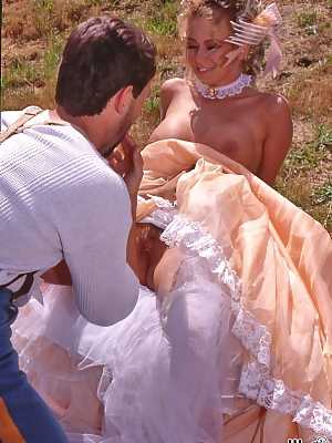Stunning blonde lady Jenna Jameson enjoys oral action with a cowboy
