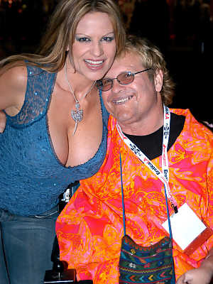 Massively busty pornstar Kelly Madison poses with friends & fans at porn expo