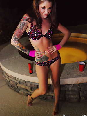 Tattooed amateur Jeska Vardinski sticks a flashlight in her pussy at night