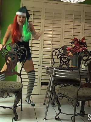 Naughty elf Savana Styles squirts as she masturbates passionately