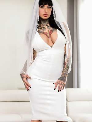 Tattooed bride Jessie Lee deepthroats her black groom prior to anal sex