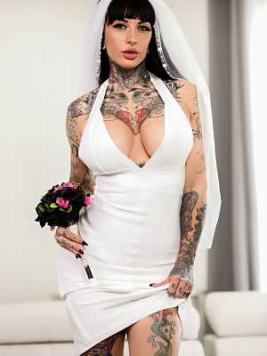 Tattooed bride Jessie Lee deepthroats her black groom prior to anal sex