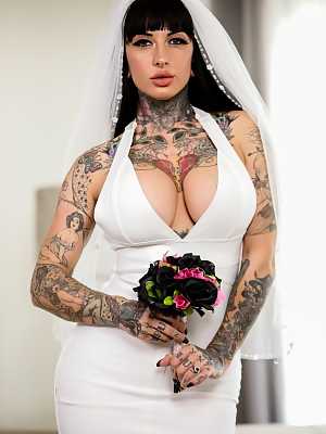 Tattooed bride Jessie Lee deepthroats her black groom prior to anal sex