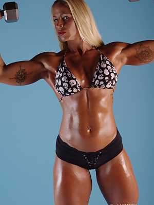 Blonde MILF bodybuilder Jill Rudison flaunts her oiled body while working out