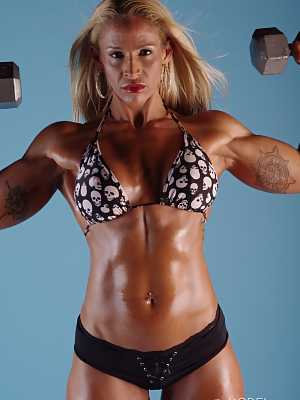 Blonde MILF bodybuilder Jill Rudison flaunts her oiled body while working out