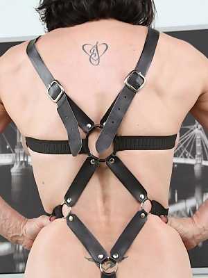 Bodybuilder Jillian Foxxx fingers her pussy while wearing a bondage harness