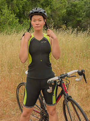 Amateur bicyclist Jiz Lee strips in nature and showcases her hairy body