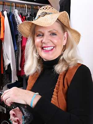 Older blonde Judy Belkins shows her big naturals and bald twat in straw hat